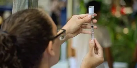 Imagem de Vacinação contra VSR apresenta 70,3% de efetividade na prevenção de hospitalizações respiratórias em adultos, aponta estudo com 500 mil pessoas
